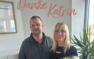 selbastian kofler sagt danke an katrin für 20 jahre bei der auto kofler gmbh
